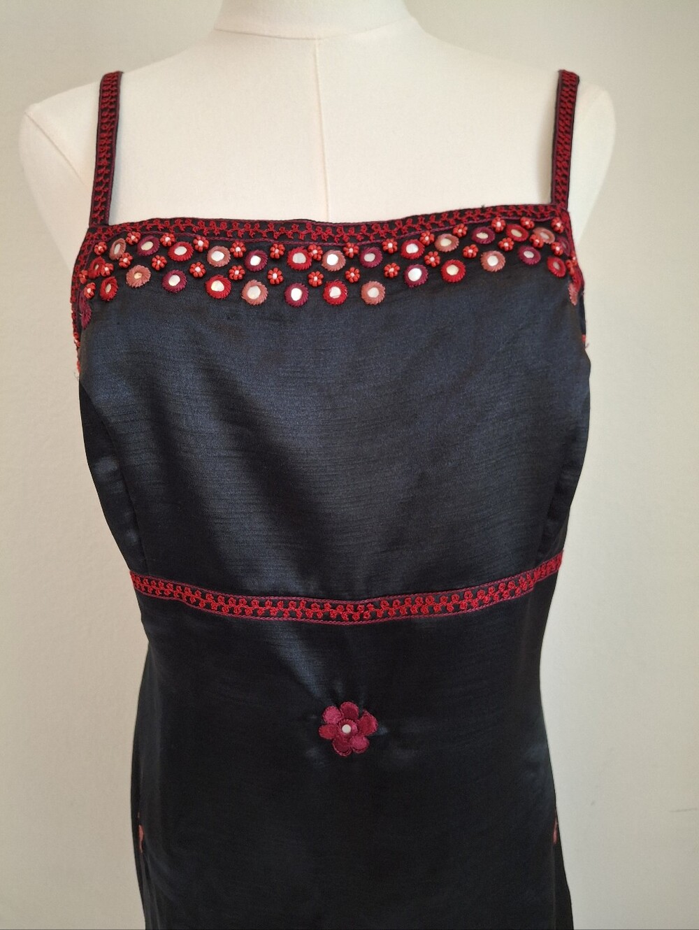 Vintage Sue Wong Black Satiny Sleeveless Dress - Red Mirrored Floral Embroidery - Picture 2 of 10